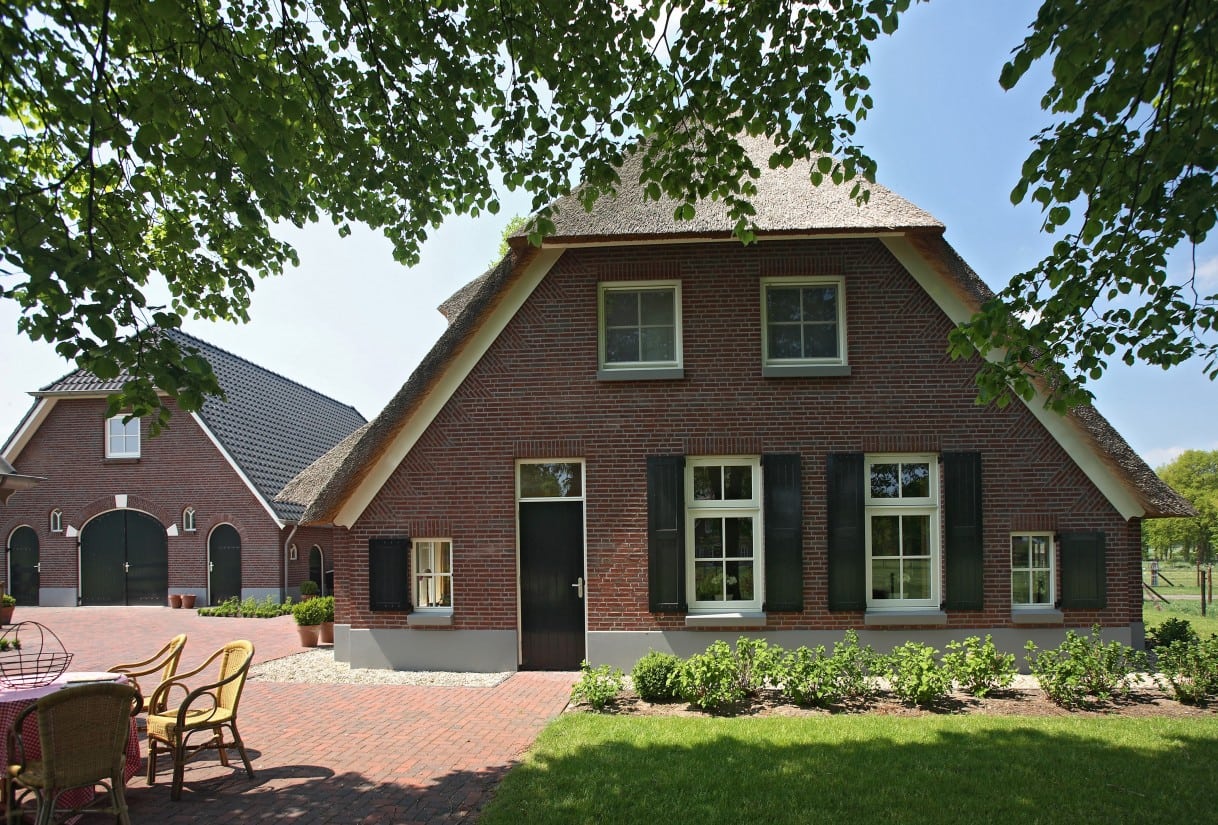 5. Rietgedekte villa bouwen, straatbeeld in de wijk buitenaf in Rijssen