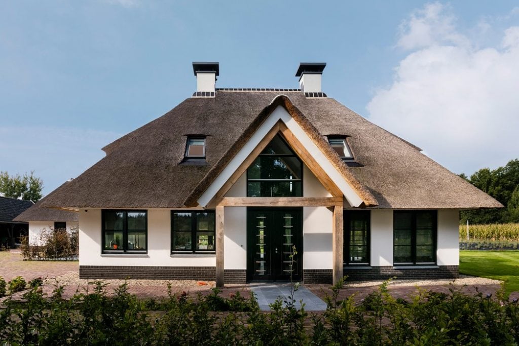 Rietgedekte villa bouwen - Landhuis te Ulvenhout vooraanzicht